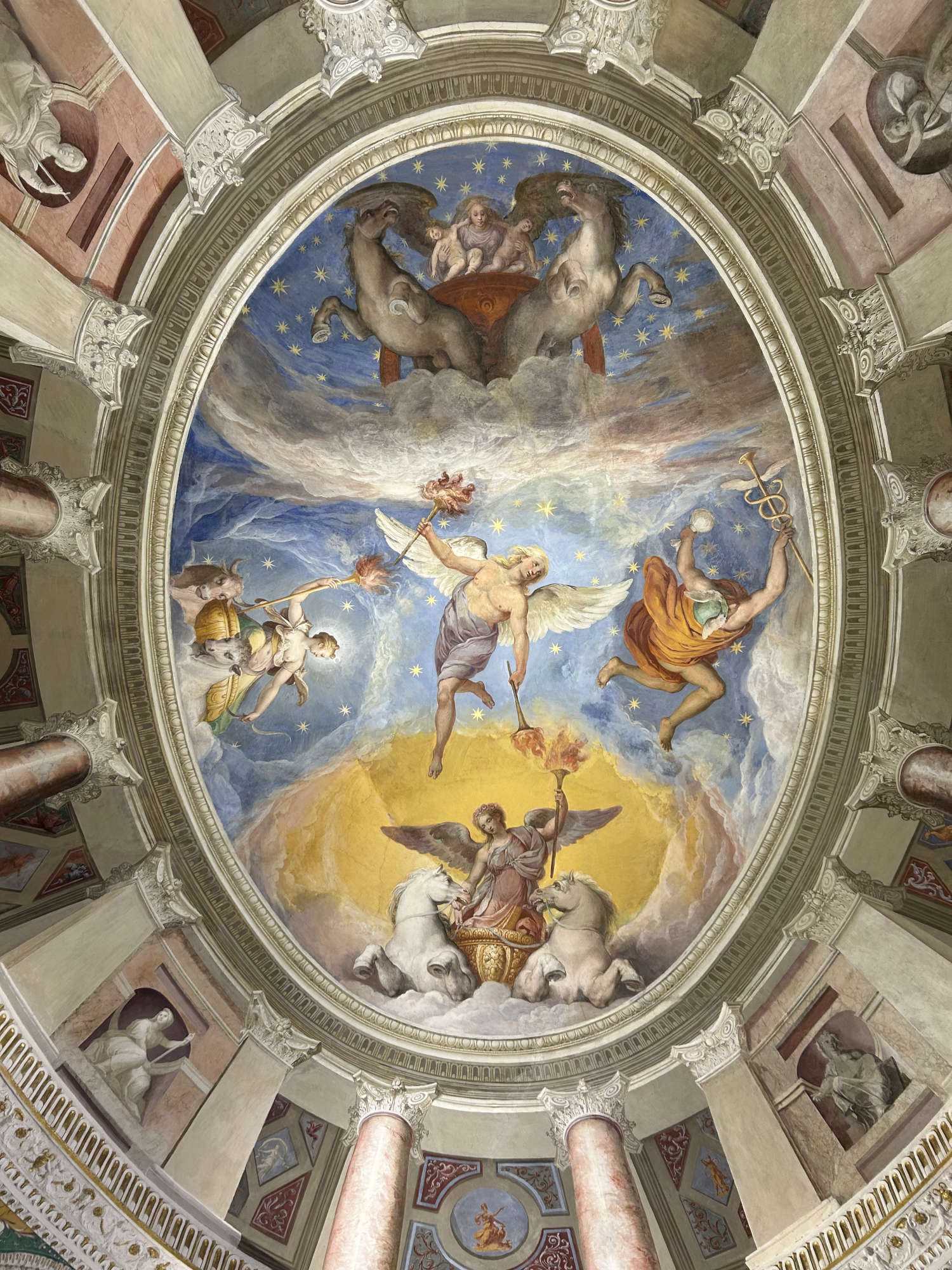 L'ovale avec L'Aurora