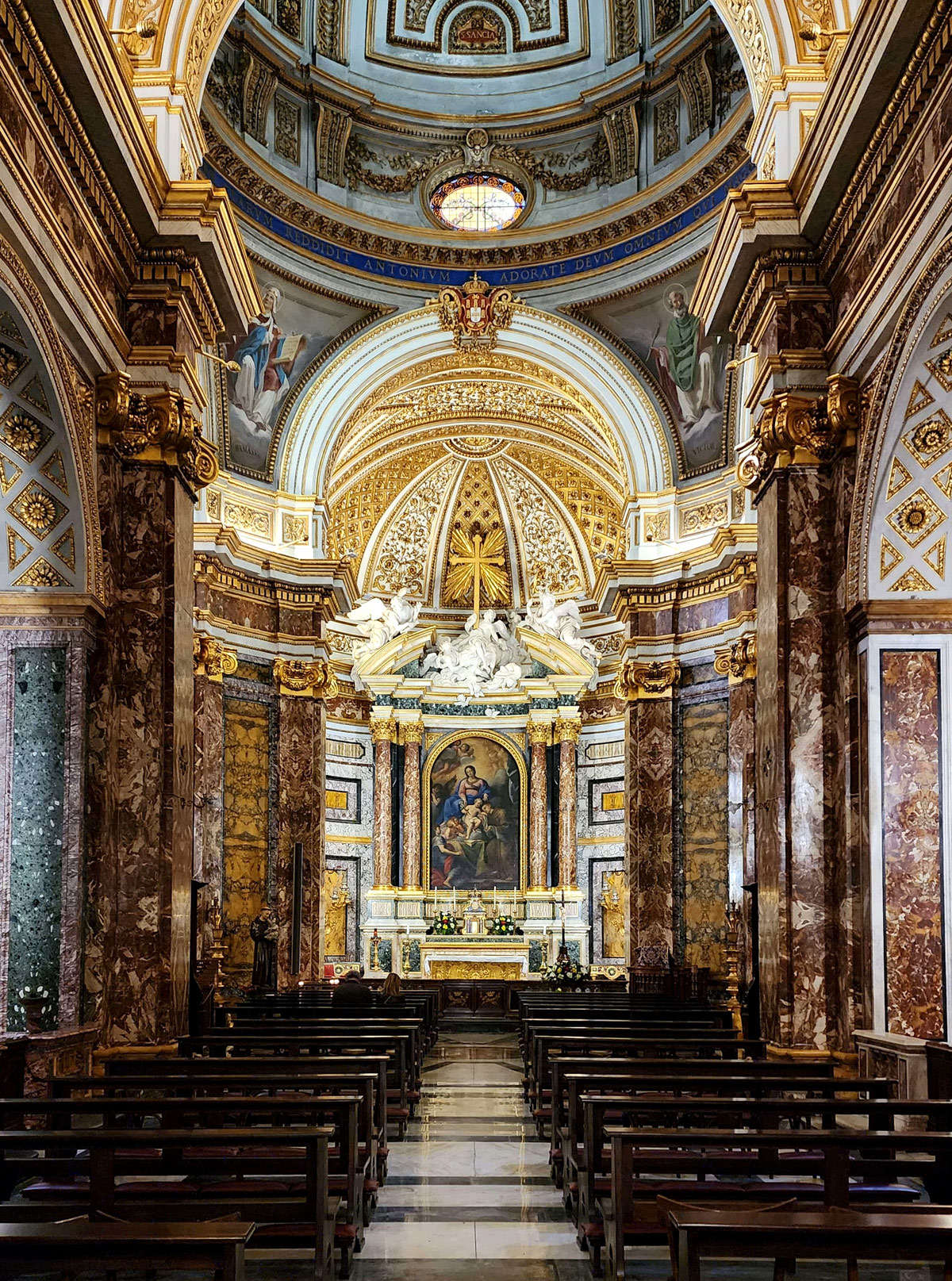 Interior de la iglesia de Sant'Antonio dei Portoghesi en Roma