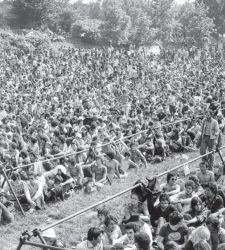 Milán, en la Fabbrica del Vapore 80 instantáneas cuentan la historia del Festival Re Nudo, el Woodstock a la italiana. 
